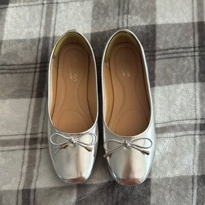 TOP Moda Silver Flats with Chic Bow